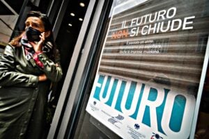 Picchetti e cortei degli esercenti. I «paria» del Covid invadono le piazze