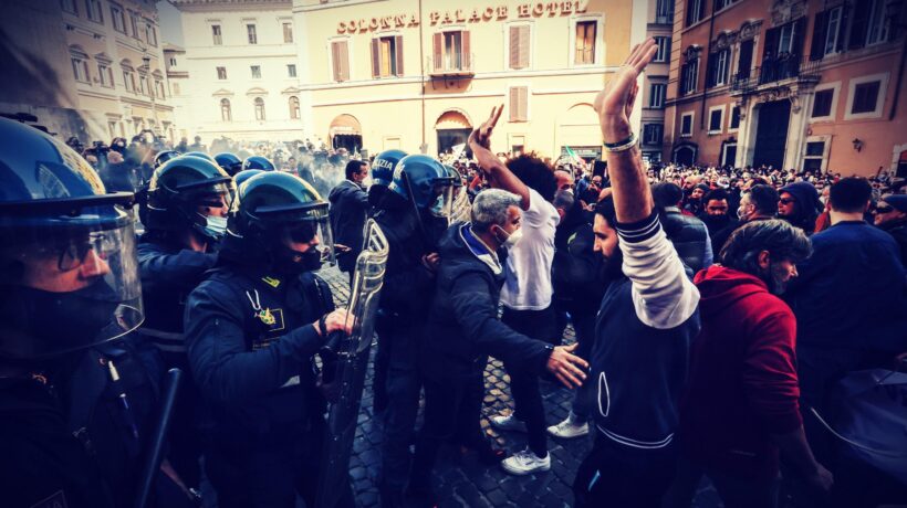 I ristoranti alzano le serrande. E la polizia si schiera al loro fianco
