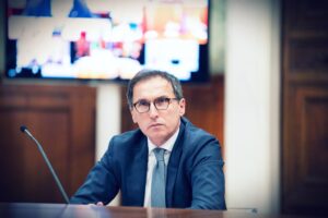 Il Pd prova a imporre le calende dem. «Aprire dopo il vaccino agli over 60»
