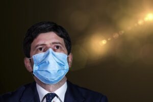 Bugie, morti, vaccini: Speranza deve mollare