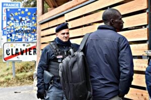 Macron sbarra la strada ai migranti. In Italia invece processano Salvini
