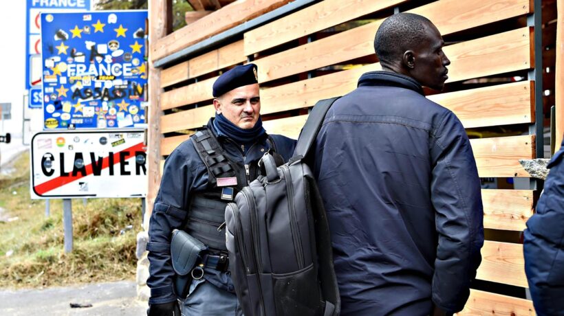 Macron sbarra la strada ai migranti. In Italia invece processano Salvini