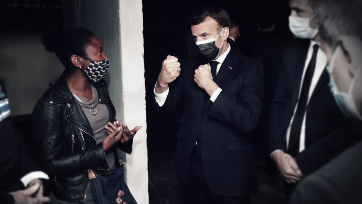 La donna velata a Macron: «Mio figlio mi ha chiesto se i francesi ci sono davvero»
