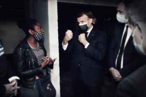 La donna velata a Macron: «Mio figlio mi ha chiesto se i francesi ci sono davvero»