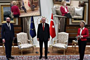 Ospitalità islamica per Ursula. Erdogan la lascia in piedi e umilia l’Ue davanti al mondo