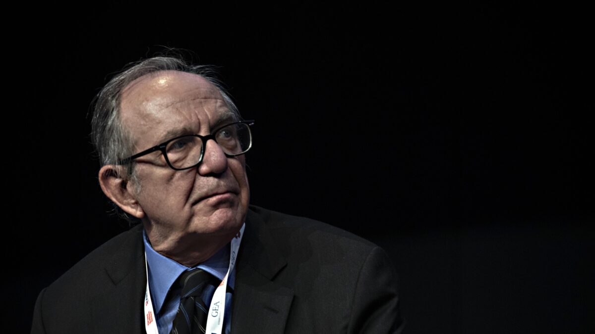 Padoan ci prende in giro: «Via la politica dalle banche»