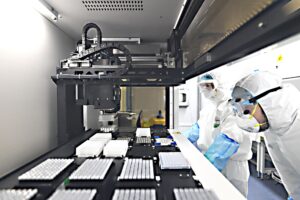 Adesso che Trump non c’è lo dicono tutti: il Covid è nato nei laboratori cinesi