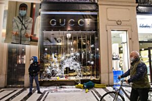 Ha 2.700 dosi di droga:  giudice assolve il rapper sfascia vetrine