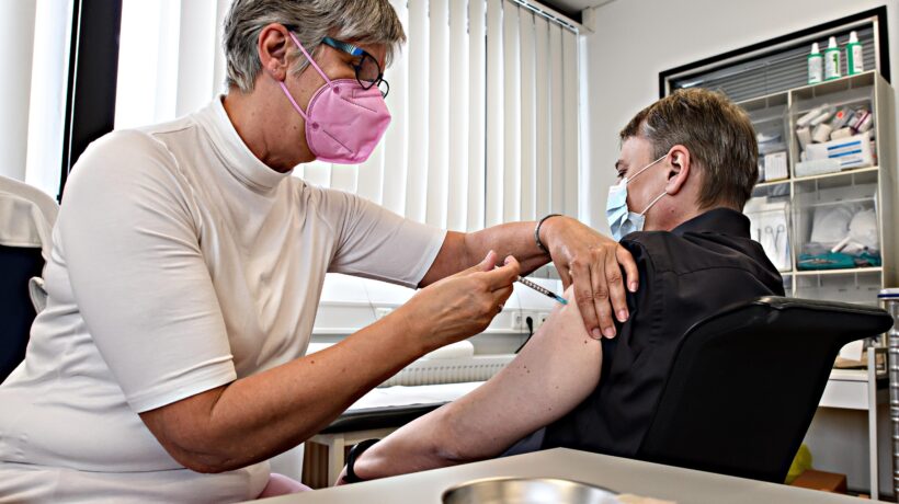 Privacy dei dipendenti e sanzioni. Le incognite dei vaccini in azienda