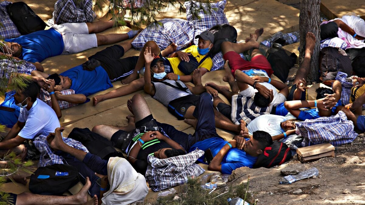 Con l’estate tornano i preti pro immigrati