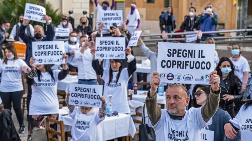Verso il coprifuoco alle 24 da metà mese. Presto in pensione anche il diktat dell’Rt