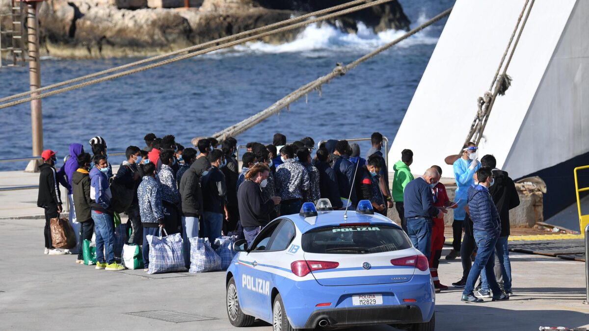 Migranti sbolognati agli enti locali. Turismo in pericolo e Regioni in rivolta