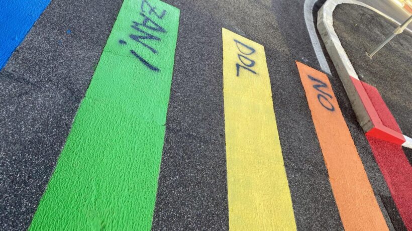C’è anche una sinistra contro la legge che impone la mordacchia arcobaleno
