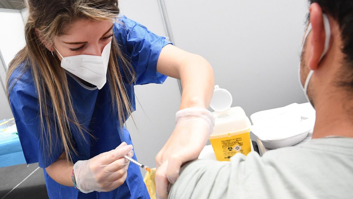 Dal 3 giugno vaccini per tutte le età e l’Ema dà l’ok a Pfizer sui minorenni