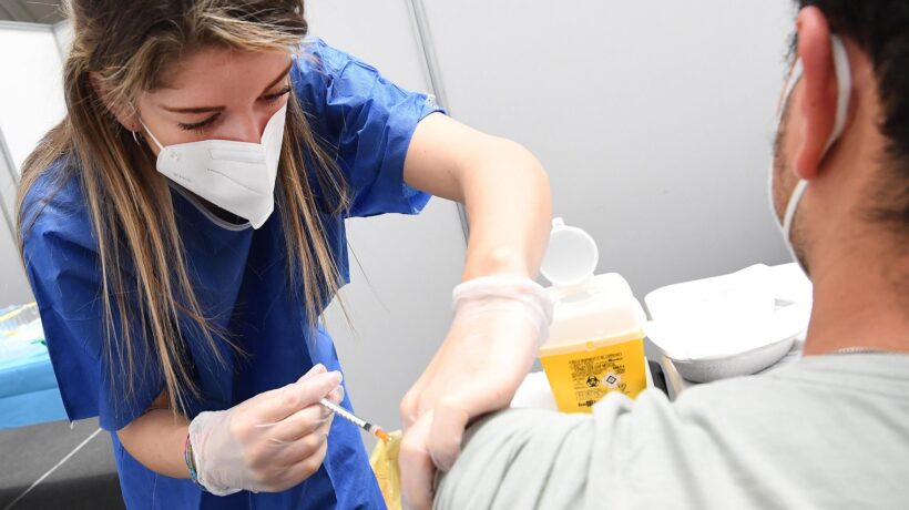 Dal 3 giugno vaccini per tutte le età e l’Ema dà l’ok a Pfizer sui minorenni