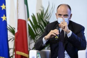 Giù ascolti, idee e sondaggi: Letta è un segretario «sfollagente»