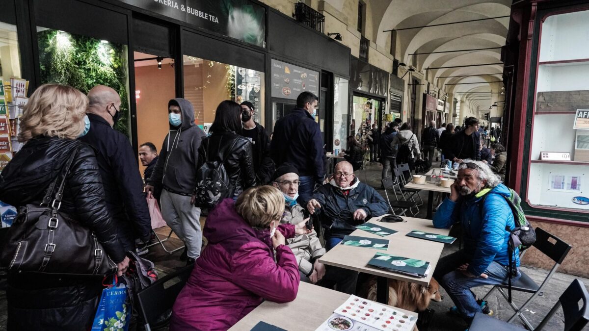 Zona bianca con meno restrizioni. Via il green pass per le cerimonie