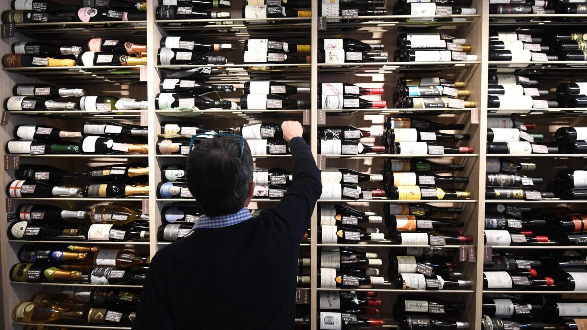 L’Ue deve aver esagerato col vino. Infatti vuole annacquarlo per legge