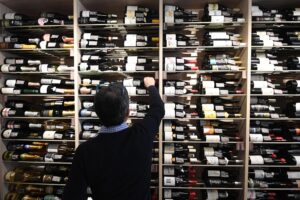 L’Ue deve aver esagerato col vino. Infatti vuole annacquarlo per legge