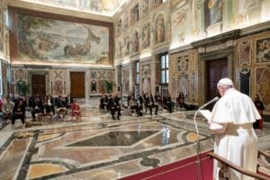 Il Papa parla di destra e sinistra.  Ma contano solo i valori cristiani