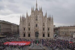 Pro Vita & Famiglia in piazza a Milano: «Ddl Zan ben sintetizzato da ultima copertina de L’Espresso»