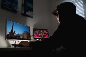 In tre mesi «hackerati» 50 parlamentari