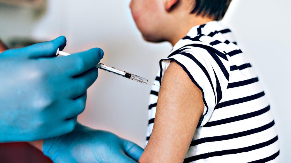 Sotto i 16 anni il Covid non fa danni ma vogliono vaccinare pure i bambini