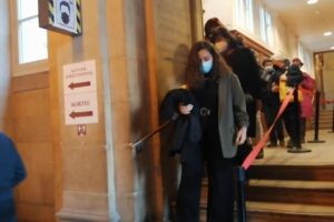 Tensione e spintoni all’uscita dal tribunale delle ex brigatiste rosse