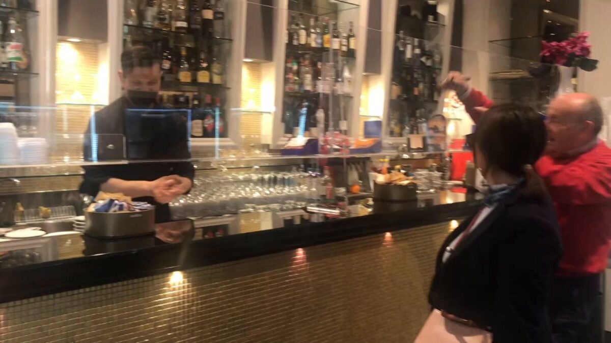 Le pillole di galateo di Petra e Carlo: il caffè al bar