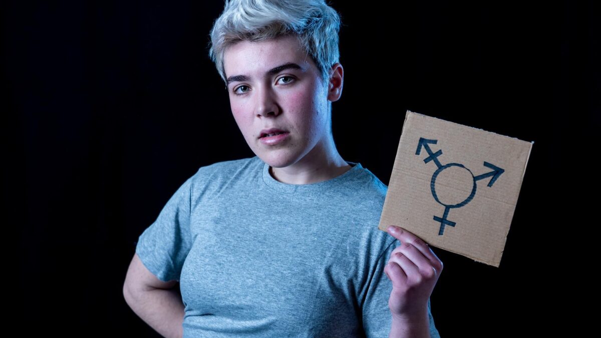 A consigliare i minori sul cambio di sesso ci sono attivisti Lgbt