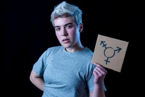 A consigliare i minori sul cambio di sesso ci sono attivisti Lgbt
