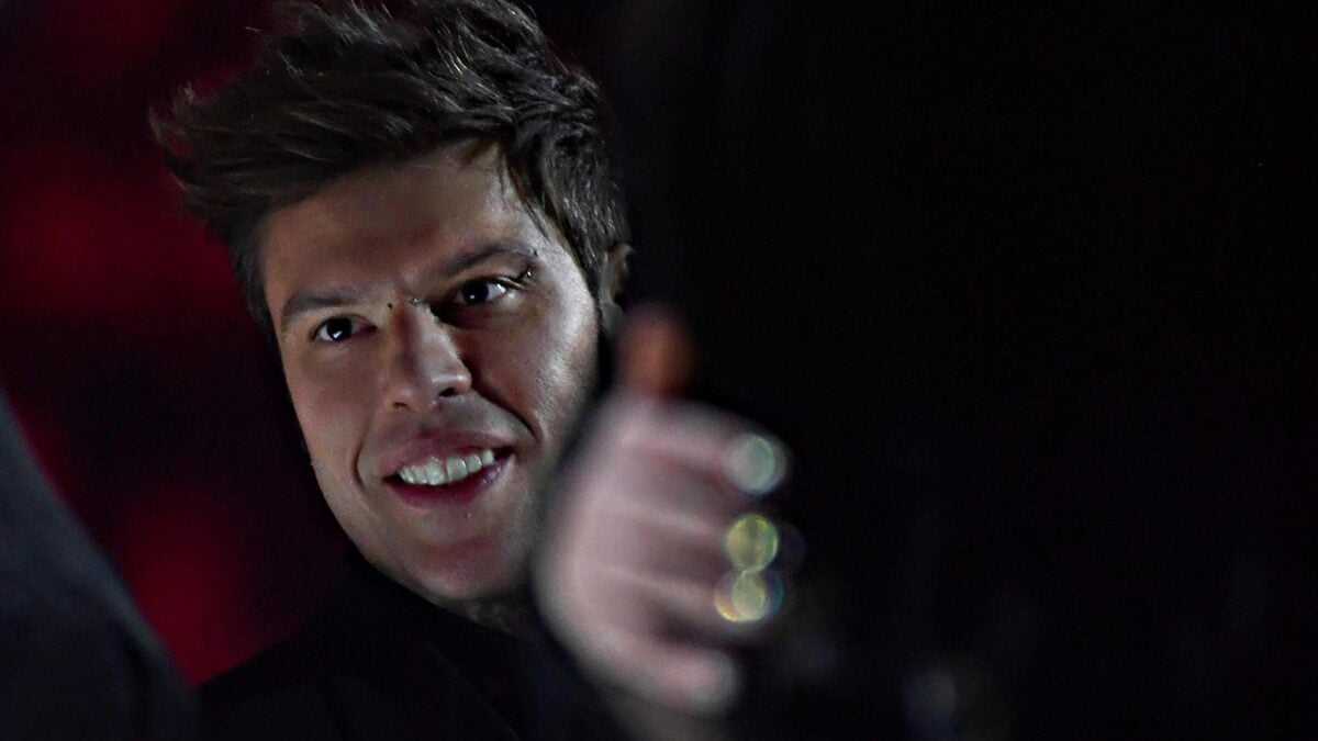 Fedez si autocensura: «Omofobo anch’io». Il bavaglio si ritorce contro il suo paladino