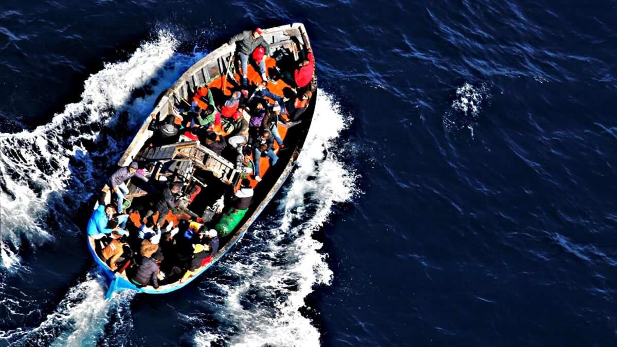 Bomba sanitaria a Lampedusa: «Appena quattro medici per visitare chi è sbarcato»
