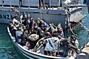 Lampedusa è al collasso da migranti. Si aspettano i lazzaretti galleggianti