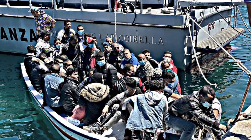 Lampedusa è al collasso da migranti. Si aspettano i lazzaretti galleggianti