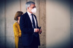 Al via il valzer delle fusioni bancarie Parigi schiera l’ex dem di Vedrò