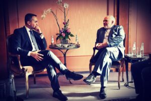Di Maio ai piedi del ministro che odia Israele