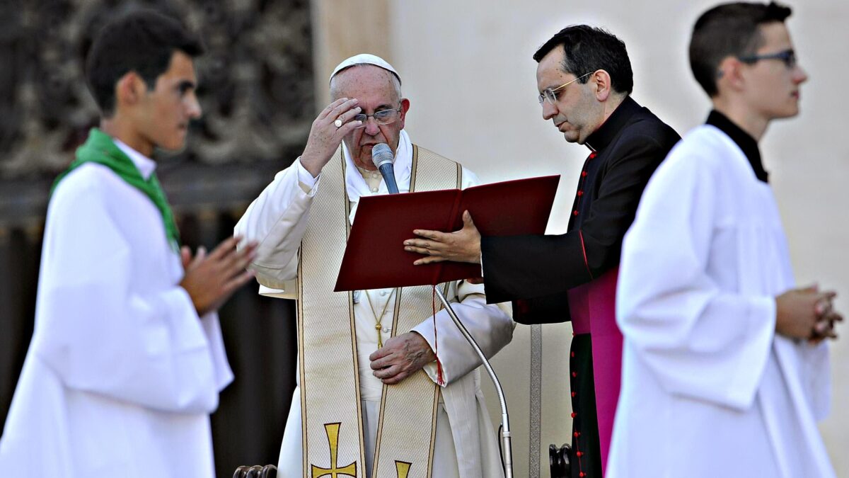I «chierichetti del Papa» sfrattati dal Vaticano per ordine di Bergoglio