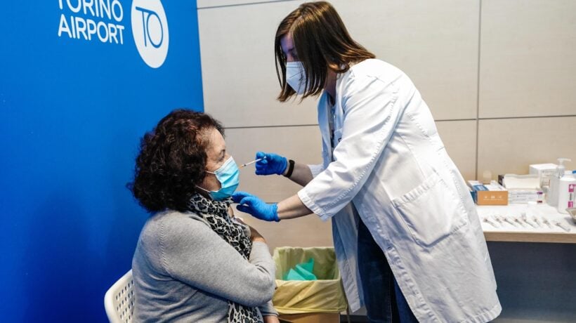 Campagna a rilento per gli over 60. E Fontana spaventa i vacanzieri