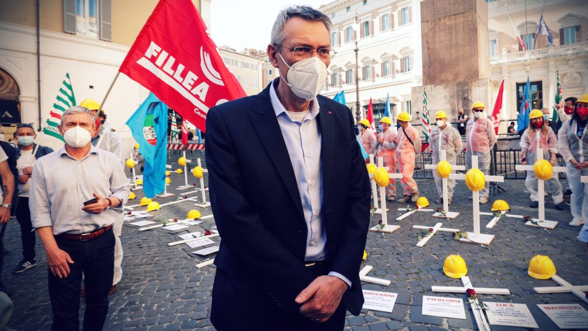I sindacati promettono barricate: «In piazza contro i licenziamenti»