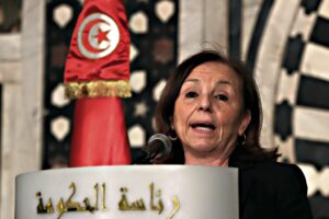 Lamorgese fa felici le coop rosse. Più soldi ai migranti