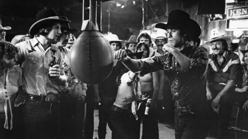 John Travolta e un punchball Zamperla nel film u0022Urban Cowboyu0022 (Getty Images)