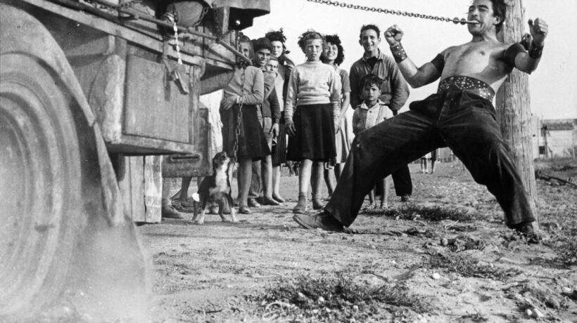 Anthony Quinn è Zampanò (nome tratto da Zamperla) nel film di Fellini u0022La Stradau0022 (Getty Images)