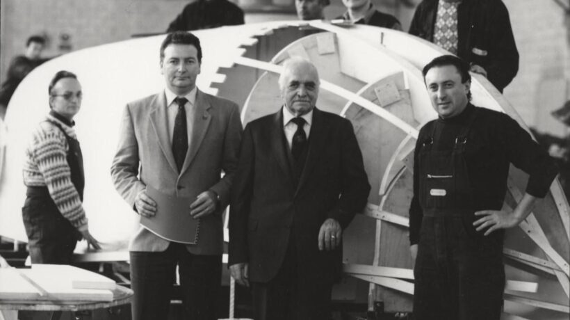 Il fondatore Antonio Zamperla in Azienda con i dipendenti e il figlio Alberto (Zamperla)