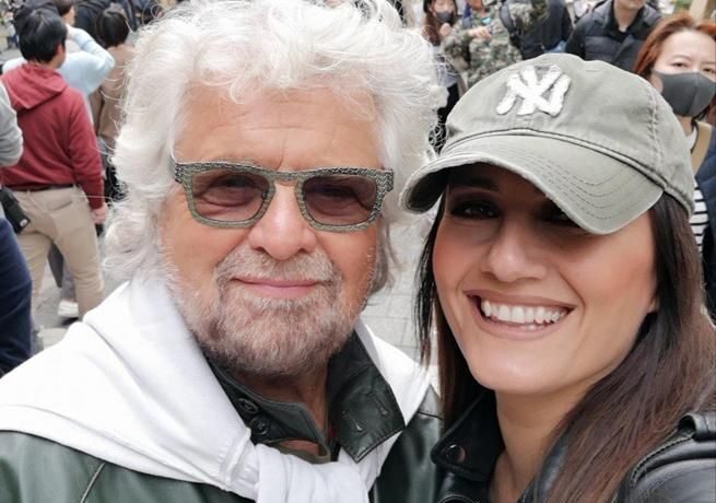 Cantante, attrice e curatrice del blog. Chi è la «Casalina» che sussurra a Grillo
