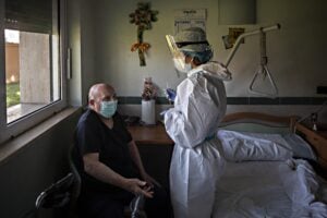 L’obbligo vaccinale per i sanitari lascia ospedali e Rsa senza personale