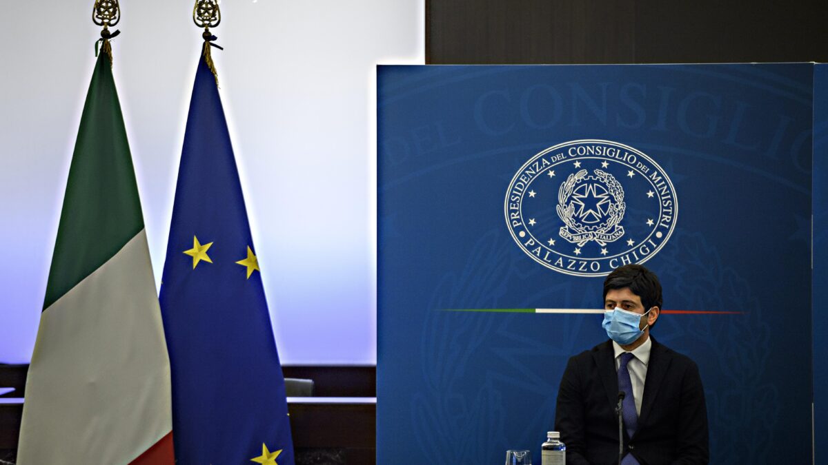 L’Ema boccia i cocktail di Speranza: «Astrazeneca sicuro per tutte le età»