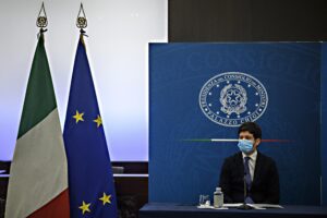 L’Ema boccia i cocktail di Speranza: «Astrazeneca sicuro per tutte le età»