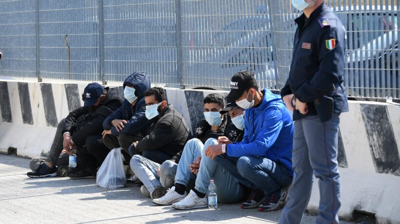 Maschi islamici quasi diciottenni. Ecco chi sono i «bambini» dei barconi