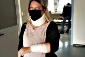 Esponente di Fdi combatte lo spaccio. Trenta stranieri la pestano in strada